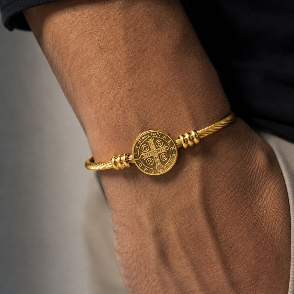 Bracelete da Proteção de São Bento — Dourado no pulso